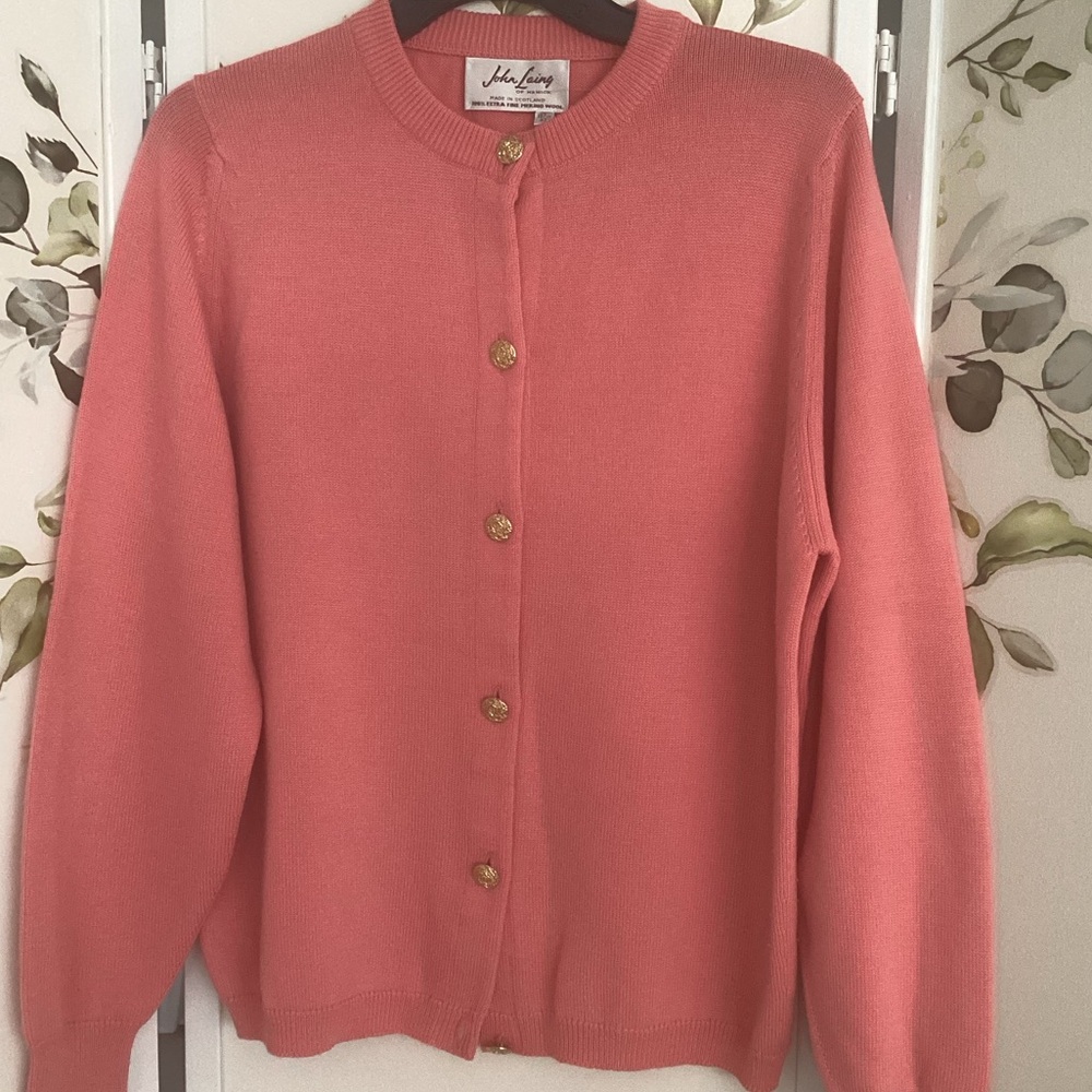 🏴󠁧󠁢󠁳󠁣󠁴󠁿 John Laing Scotland merino wool cardigan Sz 42 EUC sweater salmon